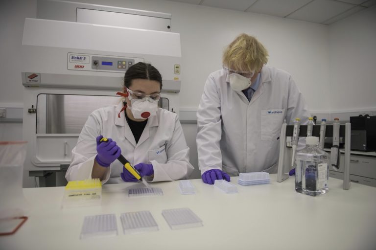 Μπόρις Τζόνσον: Ασφαλές το εμβόλιο AstraZeneca – Συνεχίζονται κανονικά οι εμβολιασμοί