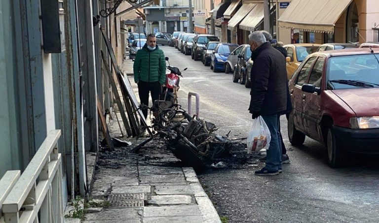 Κέρκυρα: Φωτιά σε μηχανάκια στο κέντρο της πόλης
