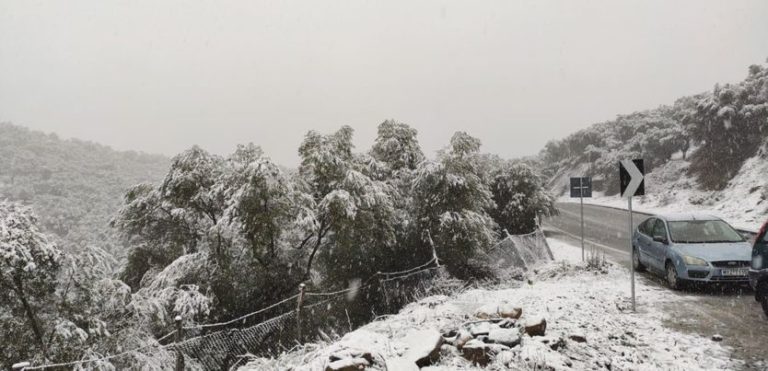 Mε αντιολισθητικές αλυσίδες η κίνηση στη Δυτική Λέσβο