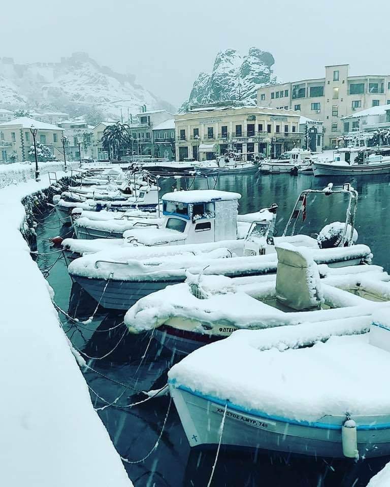 Λήμνος: Χιόνια στο λιμάνι, απεγκλωβισμοί και προβλήματα στο επαρχιακό δίκτυο