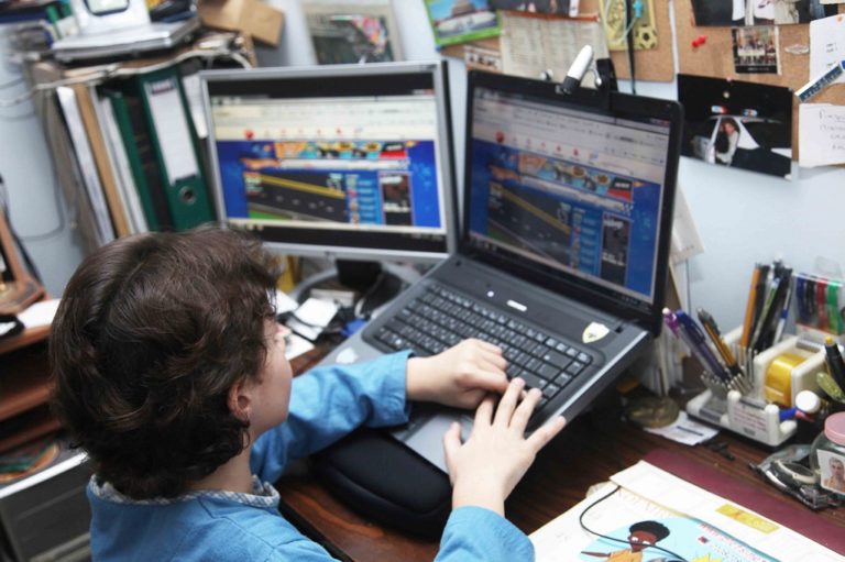Σήμα κινδύνου για τον εθισμό στο Διαδίκτυο – Ευάλωτα τα παιδιά που αναζητούν “χειροκρότημα”