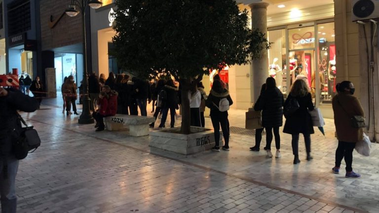 Πάτρα: Στο «κόκκινο» αλλά δρόμοι και πλατείες με πολύ κόσμο