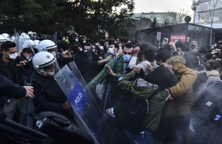 Κων/πολη: Αστυνομική βία κατά φοιτητών – Αντιδρούν στο διορισμό πρύτανη από Ερντογάν