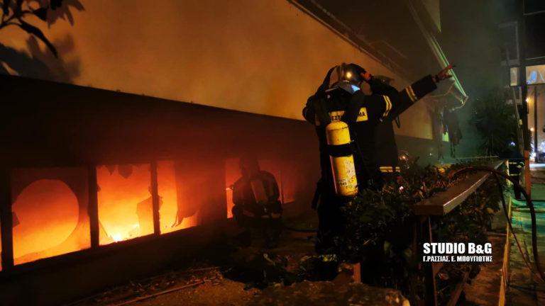 Ναύπλιο: Φωτιά σε υπόγειο πολυκατοικίας που εκκενώθηκε
