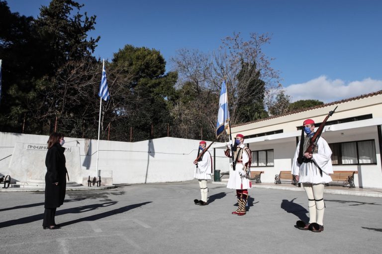 Κ. Σακελλαροπούλου: Σύμβολο αξιών και πολιτισμού η προεδρική φρουρά (video)