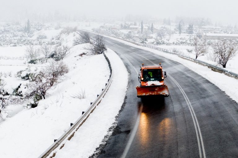 Πολικό ψύχος σε όλη τη χώρα – Πού έχει διακοπεί η κυκλοφορία