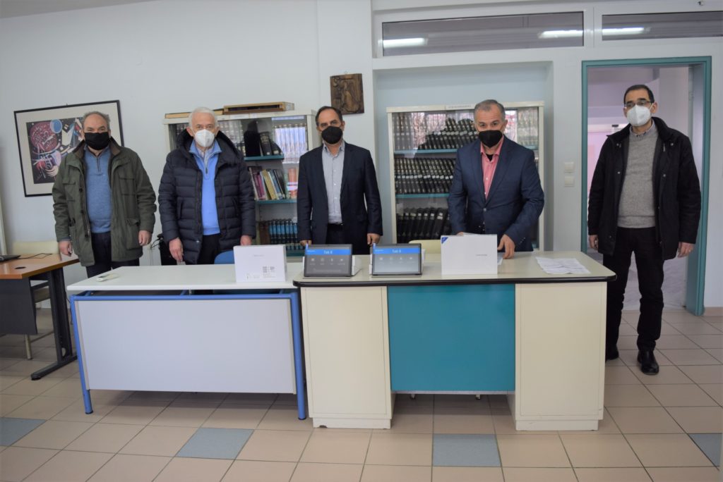 Υπολογιστές μοιράστηκαν στα Γυμνάσια και Λύκεια του Δήμου Καρδίτσας