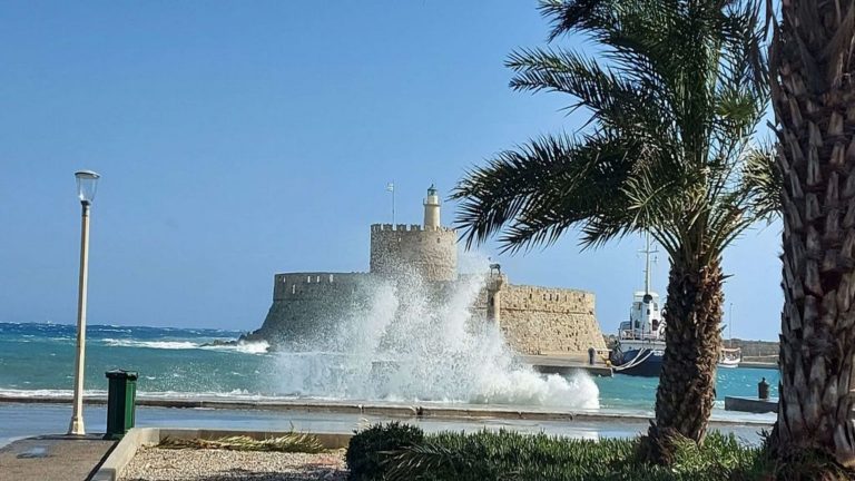 Ισχυρή σοροκάδα πλήττει τη Ρόδο – Φωτορεπορτάζ