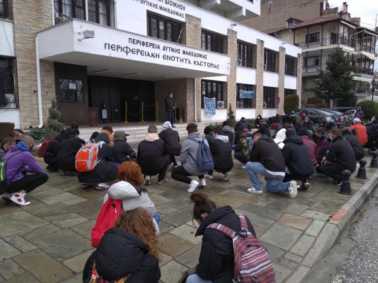 Καστοριά: Διαμαρτυρία νέων και καλλιτεχνών