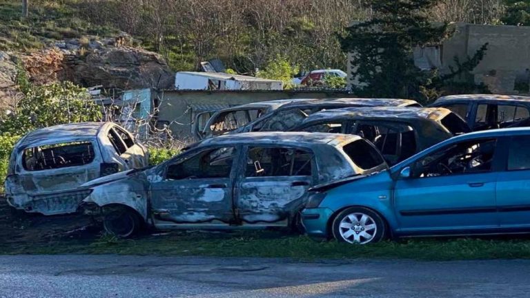 Κρήτη: Φωτιά σε μάντρα αυτοκινήτων στο Ηράκλειο – Κάηκαν ή υπέστησαν ζημιές 16 αυτοκίνητα