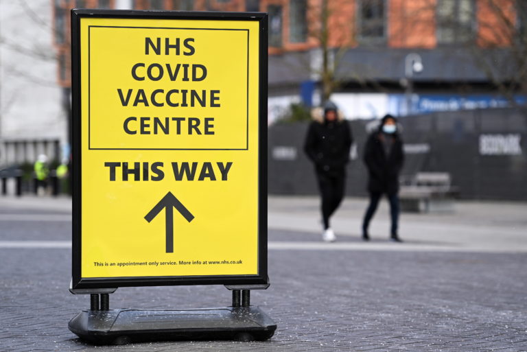 Βρετανία: Η τοσιλιζουμάμπη μειώνει τον κίνδυνο θανάτου & τον χρόνο ανάρρωσης από CoViD-19