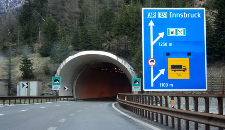 40 χλμ. ουρά φορτηγών στα σύνορα Ιταλίας-Αυστρίας λόγω τεστ για Covid-19