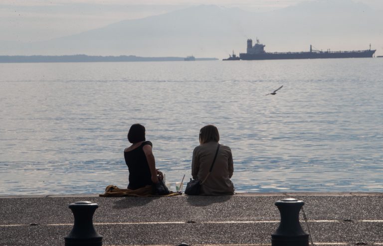 Εντείνεται η ανησυχία για τα κρούσματα, τις μεταλλάξεις και τα πιθανά έκτακτα μέτρα (video)