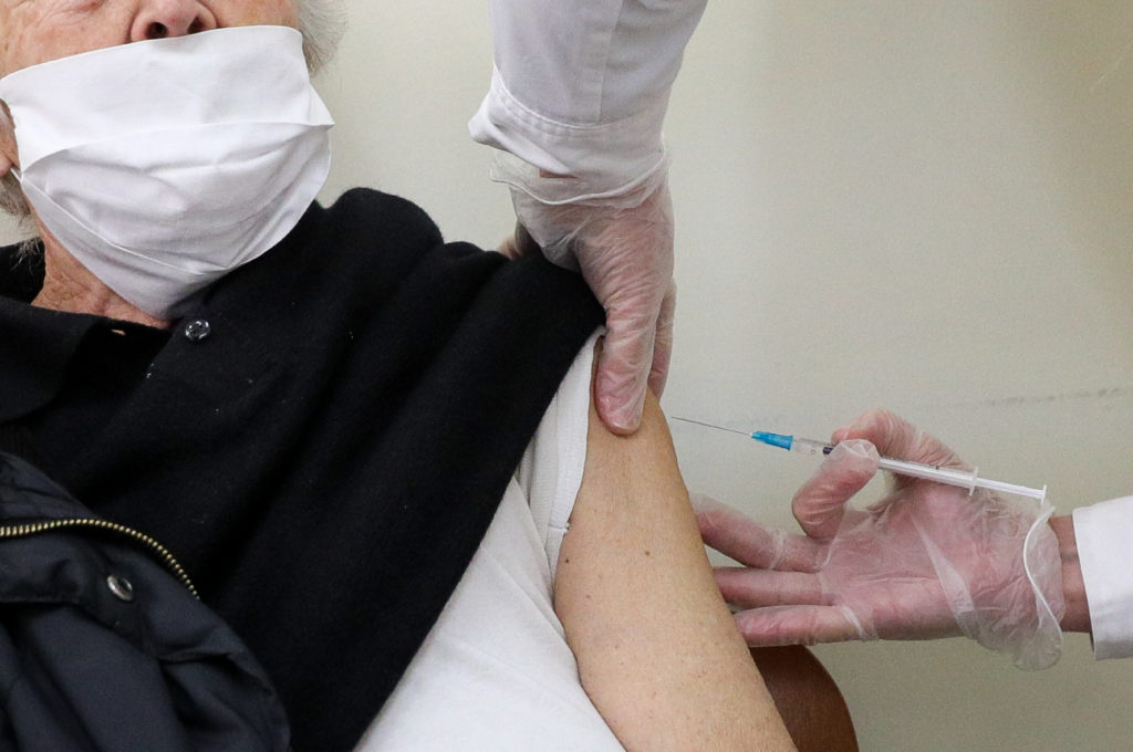 Aνοσία μετά τις 3 εβδομάδες από τον εμβολιασμό – Τα εμβόλια καλύπτουν από τη βρετανική μετάλλαξη