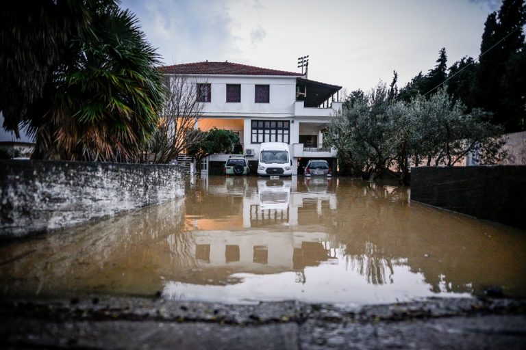 Βόρειο και νότιο Αιγαίο στη δίνη της κακοκαιρίας – Σήμα κινδύνου από την Πάτμο (video)