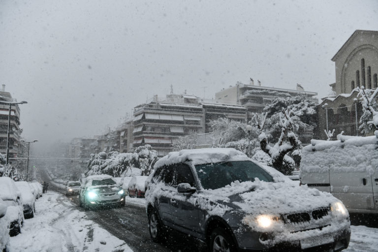 Οδήγηση στο χιόνι με αυτοκίνητο και μοτοσικλέτα: Όσα πρέπει να ξέρετε