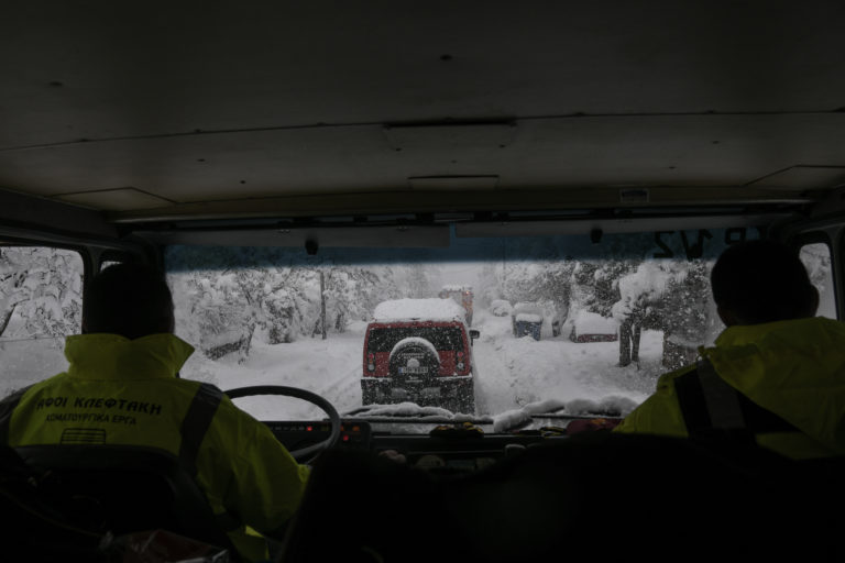 Δήμος Αθηναίων: 37 μηχανήματα στη μάχη για τον καθαρισμό των δρόμων από το χιόνι