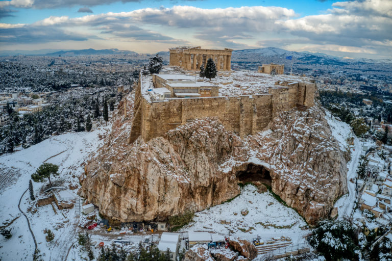 Ένα εντυπωσιακό θέαμα: Η Αθήνα στα «λευκά» (video)