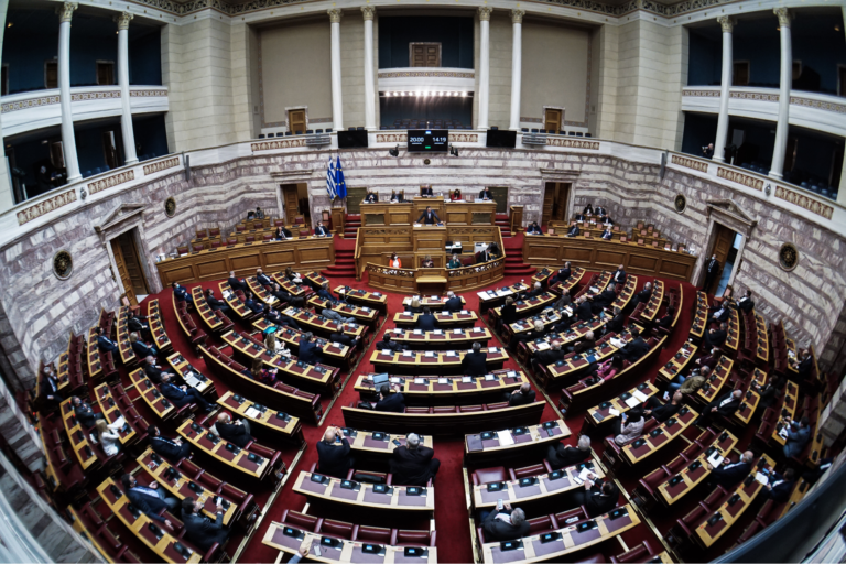Βουλή: Σφοδρή σύγκρουση στη συζήτηση για τον δημόσιο διάλογο