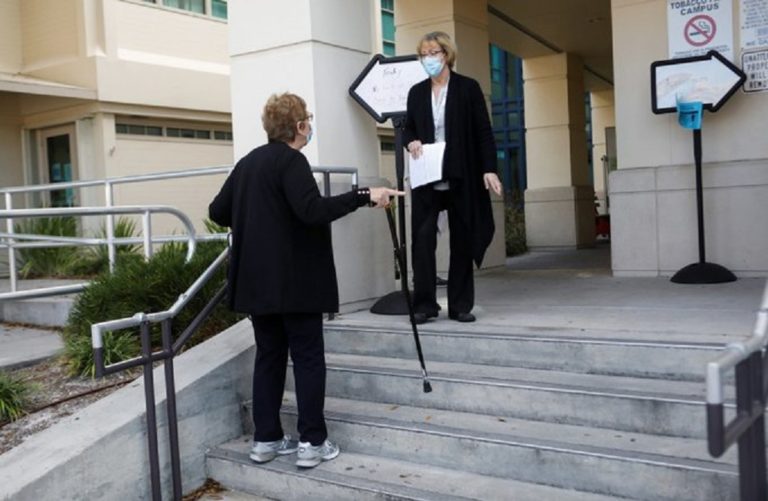 Φλόριντα: Ντύθηκαν γιαγιάδες και πήγαν να εμβολιαστούν