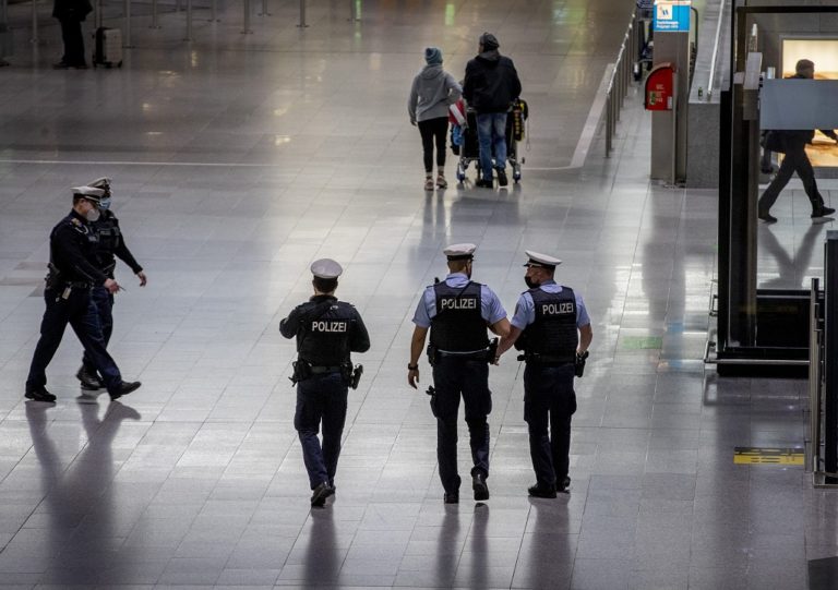 Γερμανία: Ενίσχυση ελέγχων για πλαστά διαβατήρια στα ελληνικά αεροδρόμια