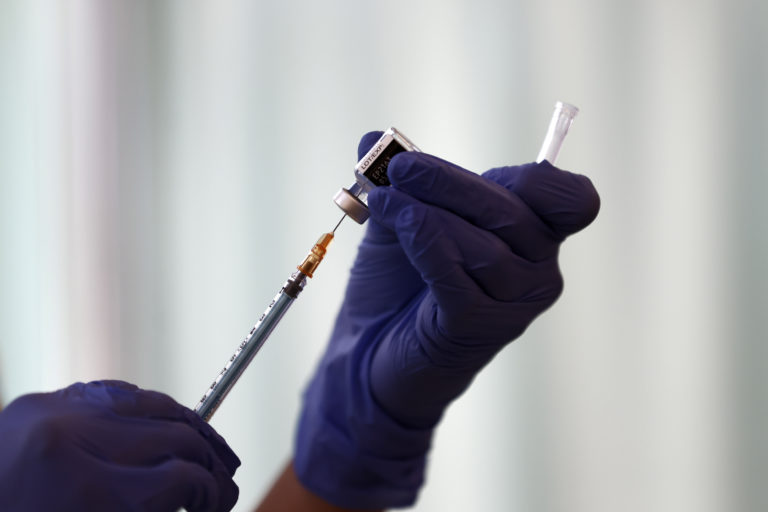 Covid-19: Ερευνητές συνιστούν καθυστέρηση της 2ης δόσης του εμβολίου της Pfizer