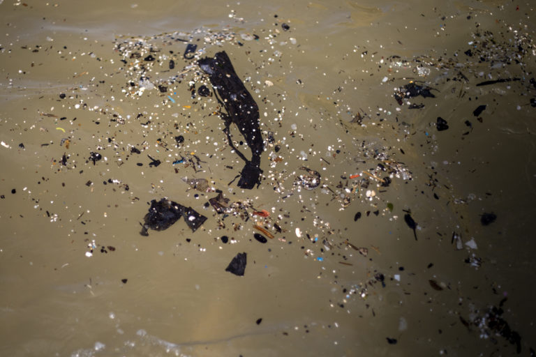 Οικολογική καταστροφή στο Ισραήλ: “Μαύρισαν” οι ακτές λόγω πετρελαιοκηλίδας