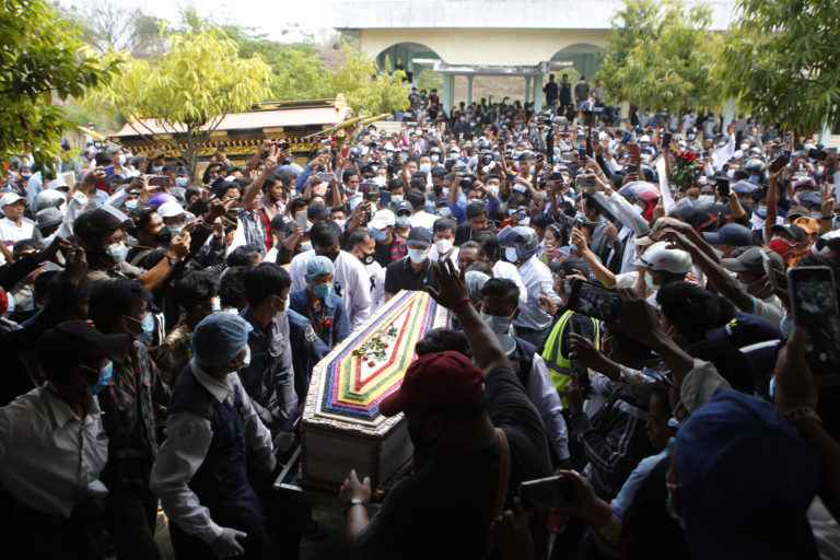 Μιανμάρ: Χιλιάδες άνθρωποι στην κηδεία του πρώτου θύματος στρατιωτικής καταστολής