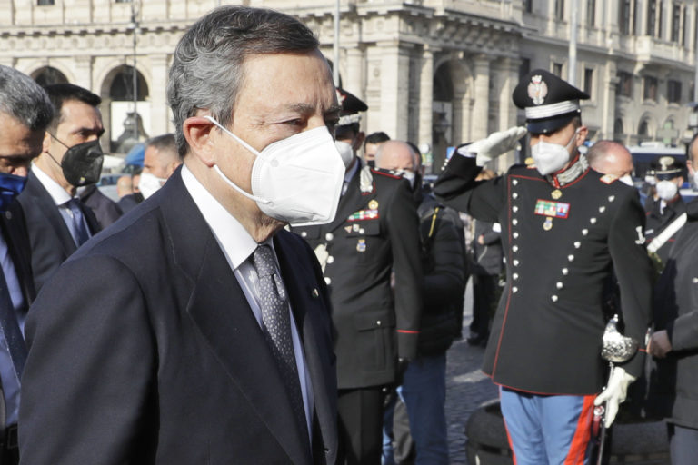 Ιταλία: Σκληρή γραμμή Draghi ενάντια στις φαρμακευτικές που δεν τηρούν τους όρους