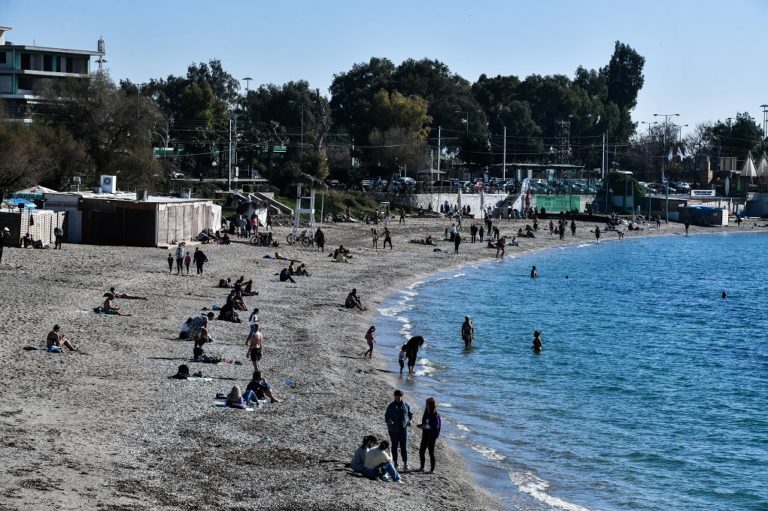 Σε ισχύ τα νέα μέτρα –  Άδειασαν οι δρόμοι, γέμισαν οι παραλίες (video)