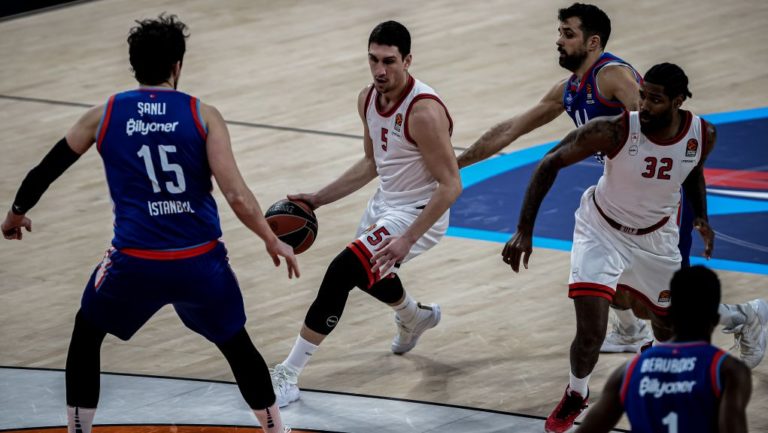 Κατέρρευσε ο Ολυμπιακός στην Πόλη όπου συνετρίβη 76-53 από την Αναντολού