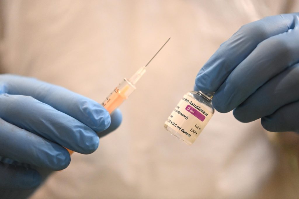 AstraZeneca: Ο ΠΟΥ συνιστά την συνέχιση των εμβολιασμών – Συνεχίζει τη διαδικασία αξιολόγησης