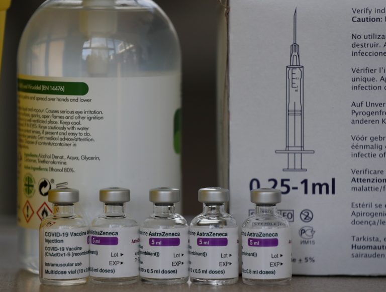 ΕΕ: Η AstraZeneca ενδέχεται να παραδώσει λιγότερα από τα μισά εμβόλια το β’ τρίμηνο