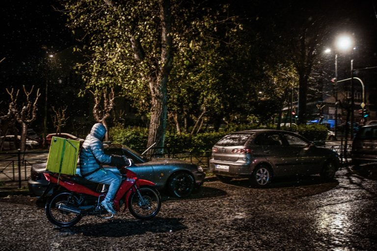 Delivery: Με το “μηχανάκι στο χέρι” παραδίδουν στο χιόνι οι διανομείς