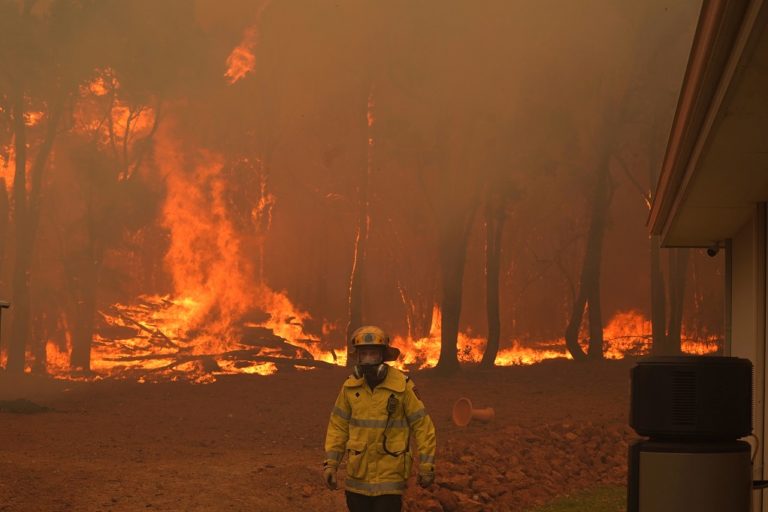 Εκκενώσεις περιοχών στη Δ. Αυστραλία από δασικές πυρκαγιές-Καταστράφηκαν 71 κατοικίες