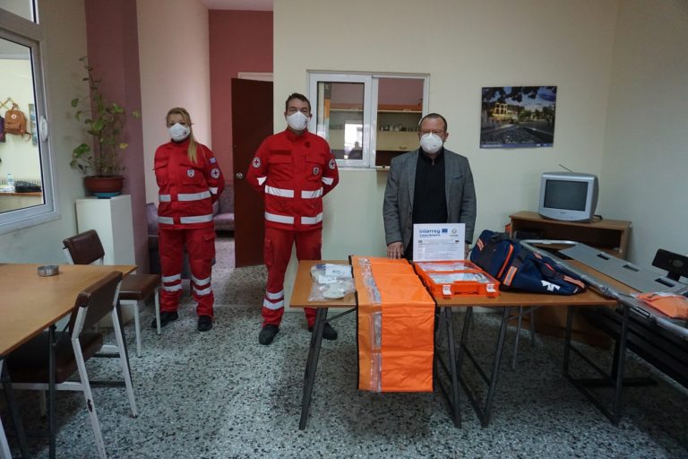 Συνεργασία Δήμου Κομοτηνής – Ερυθρού Σταυρού για τη μετακίνηση πολιτών στα εμβολιαστικά κέντρα