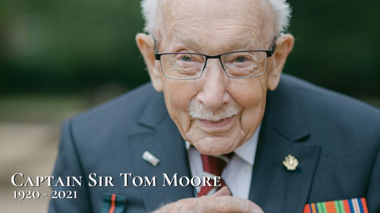 Τον ήρωα του πολέμου και της μάχης κατά του covid, κάπτεν Τομ Μουρ, αποχαιρέτησε η Βρετανία (video)