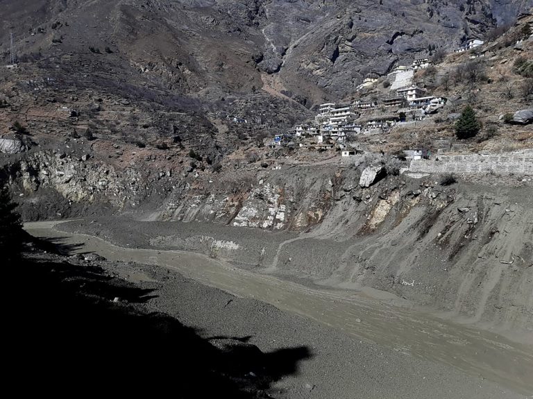 Ινδία: Επτά νεκροί, τουλάχιστον 125 αγνοούμενοι μετά την κατάρρευση τμήματος παγετώνα των Ιμαλαΐων