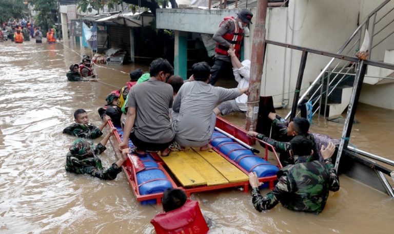 Μεγάλες πλημμύρες στην Ινδονησία – Εκτοπισμοί των πληγέντων