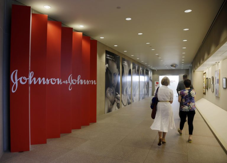 ΗΠΑ – Johnson & Johnson: “Πράσινο φως” από τον FDA για τη χρήση του μονοδοσικού εμβολίου