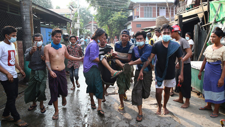 Μιανμάρ: Δύο νεκροί, δεκάδες τραυματίες από αστυνομικά πυρά εναντίον διαδηλωτών
