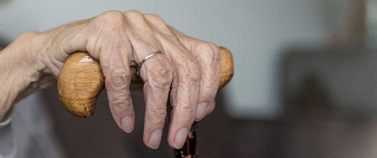 Θανατηφόρα πτώση στο κενό 78χρονης στον Άγιο Νικόλαο
