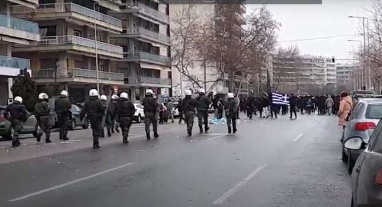 Αντιπαράθεση αστυνομίας και διαδηλωτών ενάντια στο “lockdown” στην παραλία της Θεσσαλονίκης