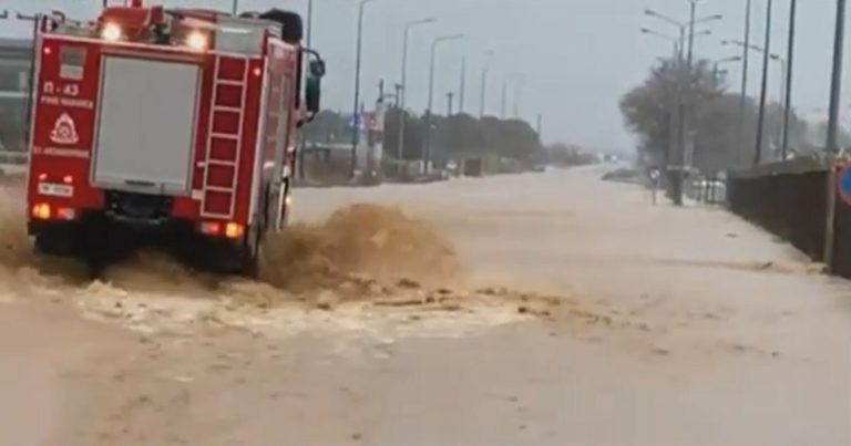 Ένας νεκρός πυροσβέστης από την πλημμύρα στην Αλεξανδρούπολη (video)