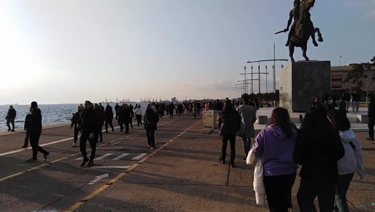 Πορεία για τα μέτρα περιορισμού αυτήν την ώρα στην παραλία της Θεσσαλονίκης