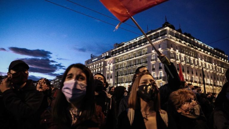Σε εξέλιξη πανεκπαιδευτικό συλλαλητήριο στο Σύνταγμα κατά του νομοσχεδίου του υπ. Παιδείας