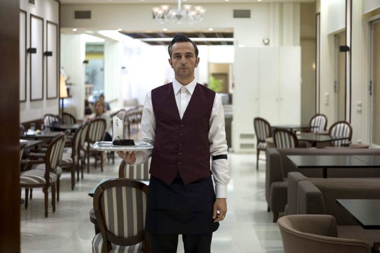 Το φιλμ νουάρ «The Waiter», του Στηβ Κρικρή, σε Α΄τηλεοπτική μετάδοση στην ΕΡΤ2