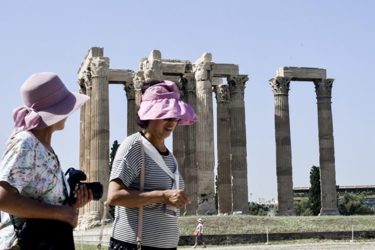 Σε καλοκαιρινές διακοπές στην Ελλάδα προσβλέπουν οι Βρετανοί – Στα ύψη οι κρατήσεις