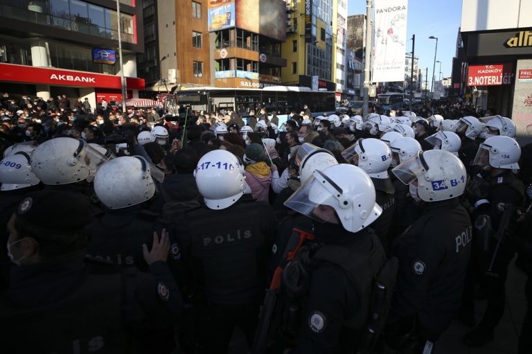 Διεθνείς αντιδράσεις για την καταστολή φοιτητικών διαδηλώσεων στην Τουρκία – Παρέμβαση Τσόμσκι (video)