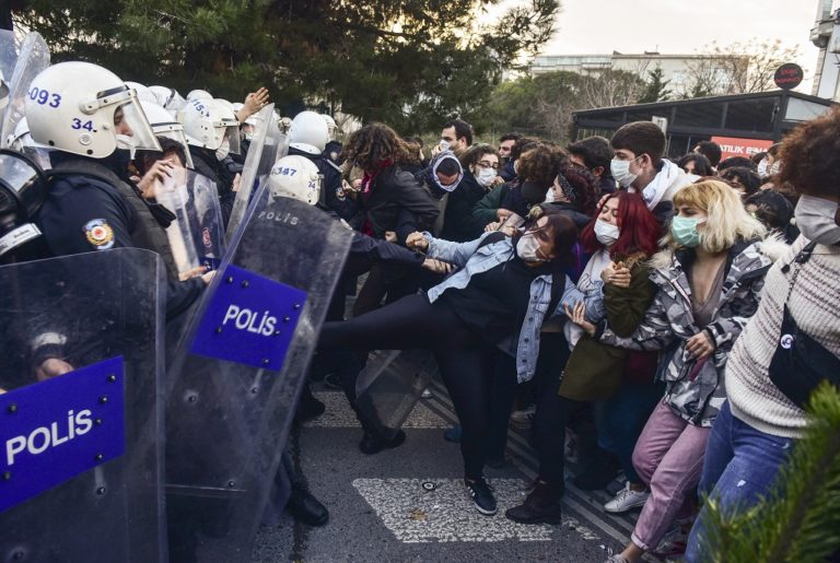 Μαζικές συλλήψεις φοιτητών του Πανεπιστημίου του Βοσπόρου – Ζητούν παραίτηση του διορισμένου πρύτανη (video)